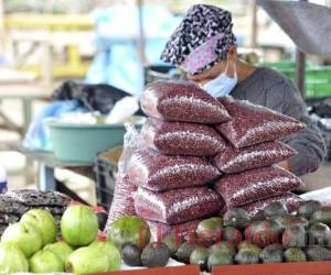 El 79% de los trabajadores, 2.6 millones de personas, ganan menos de un salario mínimo, insuficiente para cubrir la canasta básica. Foto: El Heraldo