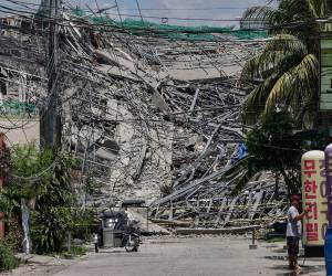 Al menos treinta personas siguen desaparecidas este domingo en Filipinas tras el colapso de un edificio en construcción en la provincia de Pampanga, a unos ochenta kilómetros al norte de Manila, donde veintiséis ciudadanos ya fueron rescatados mientras continúan las labores de búsqueda, informaron autoridades locales.