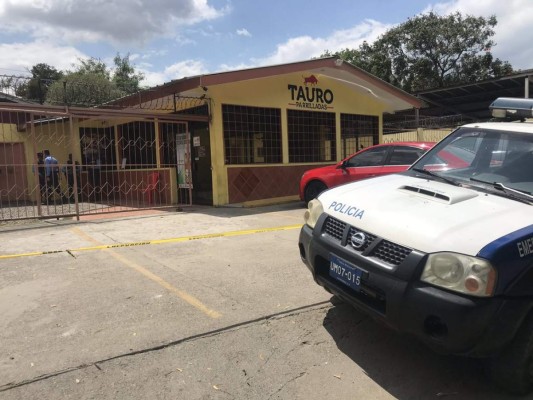 Los dos individuos fueron ultimados en el interior de este restaurante ubicado en el bulevar Las Torres de San Pedro Sula. Foto: Redinformativa/Twitter.