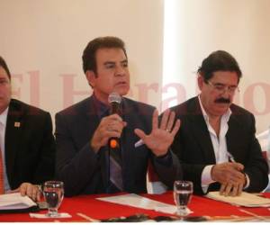 El presidenciable Salvador Nasralla junto a otros líderes de la Alianza de Oposición durante una conferencia de prensa.