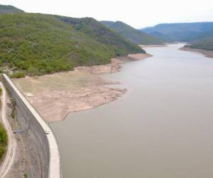 Las autoridades municipales mantienen la alerta por el descenso en las represas capitalinas, cuyos niveles continúan bajando ante la ausencia de lluvias en la capital y zonas de recarga hídrica.