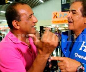 Ernesto Alonso Rojas junto a Jorge Luis Pinto en el aeropuerto de San Pedro Sula en junio de este año. (Foto: Neptalí Romero / Grupo Opsa)