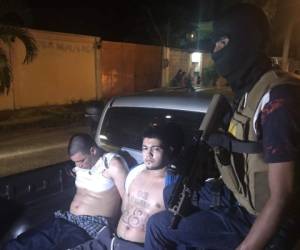 Estos son los dos sujetos que capturaron en los allanamientos de este lunes en la residencial Los Álamos de San Pedro Sula, norte de Honduras. Los agentes los identificaron como miembros activos del Barrio 18, foto: Cortesía Red Informativa.