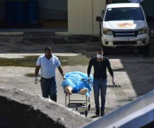Momento en que la víctima era trasladada de la sala de emergencia a la morgue del Hospital Atlántida.