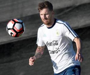 Soldiers remove stones and remains of burnt tires after a blockade of supporters of opposition candidate Salvador Nasralla in Tegucigalpa on December 18, 2017.Honduran President Juan Orlando Hernandez is declared the winner of a heavily disputed presidential election held three weeks ago, despite mounting protests and opposition claims of fraud. / AFP PHOTO / ORLANDO SIERRA