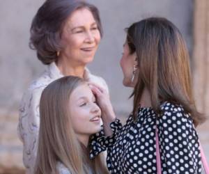 Momento en que la reina Letizia presuntamente limpia la frente de su hija, la princesa Leonor. Foto captura