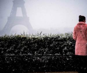 Los visitantes se quedaban en los alrededores de la torre por las bajas temperaturas en la zona. Foto: Agencia AFP