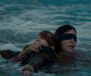 La actriz Sandra Bullock en una de las escenas más dramáticas de la película “Bird Box”. Cortesía Netflix