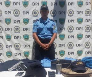 El falso policía contaba con distintos uniformes de la institución de seguridad.
