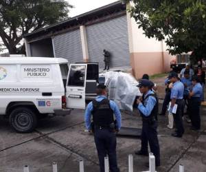Los heridos fueron trasladados a la estación de Bomberos de la colonia El Carrizal, sin embargo uno de ellos murió. Foto: Jimmy Argueta / EL HERALDO.