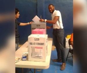 El atleta hondureño Rolando Palacios al momento de ejercer el sufragio (Foto: EL HERALDO)