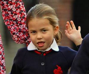 Con timidez y una pequeña sonrisa llegó la princesa Charlotte a su primer día de clases. Charlotte, de cuatro años, fue acompañada por sus padres y hermano a la escuela Thomas's Battersea en Londres. Foto: Agencia AFP