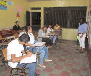 La mayoría de los estudiantes de la jornada nocturna trabajan durante el día para sostener a sus familias.