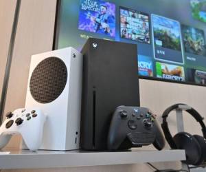 Microsoft propone la Xbox Series X, un modelo 'premium' a un precio de 499 dólares, y la Xbox Series S, con menor calidad de imagen, sin lector de disco, más pequeña y más barata: 299 dólares. Foto: AFP