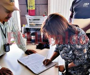 La exconcejal Liliam Maldonado al momento de llegar a notificar la garantía hipotecaria a los Juzgados anticorrupción.