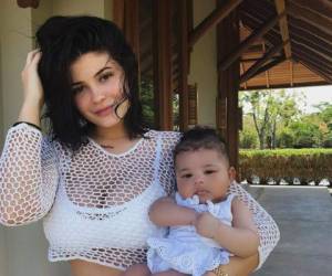 Kylie junto a su hija Stomi durante sus primeras vacaciones familiares.