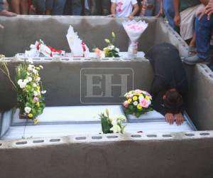 Familiares, amigos, vecinos y demás seres queridos se reunieron este jueves 30 de julio para darles el último adiós a las seis víctimas que perdieron la vida en el fatídico incendio que se registró ayer (miércoles 29 de julio) en una humilde vivienda ubicada en los bordos de Esquipulas, en San Pedro Sula.