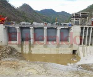 Las gigantescas cortinas del embalse están completamente instaladas.