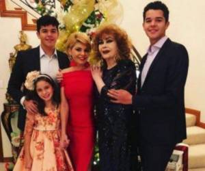 Itati Cantoral junto a su madre e hijos. Foto: Instagram