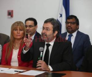 El equipo de la Misión de Apoyo contra la Corrupción e Impunidad en Honduras durante la conferencia de prensa en la que denunció el supuesto pacto de impunidad entre los diputados del Congreso Nacional tras aprobar las reformas a la Ley del Presupuesto.