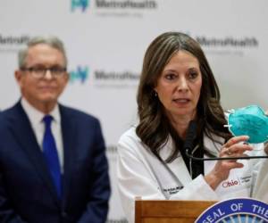 La directora del Departamento de Salud de Ohio Amy Acton fotografiada durante una conferencia de prensa en Cleveland el 27 de febrero del 2020. Ohio es uno de al menos 35 estados de EEUU que comparten información sobre las personas que contrajeron el coronavirus con el personal de la primera línea de fuego, incluida la policía. (AP Photo/Tony Dejak, file)