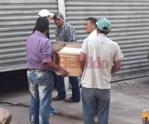 Momento en que familiares y amigos retiran de Medicina Forense el cuerpo de una de las víctimas de la masacre. (Foto: El Heraldo)