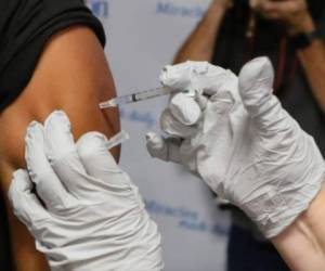 Honduras tuvo su primera experiencia de vacunación contra el virus el viernes pasado con las 5,000 dosis de Moderna que donó el gobierno de Israel. Foto: AFP