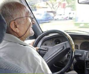 En la Ley de Transito no establece límite de edad para manejar un vehículo en Honduras.