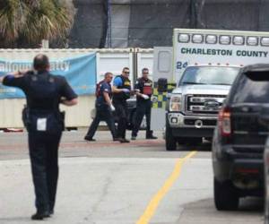 Así rodeaba la zona la policía local en busca del sospechoso del tiroteo. (Redes)