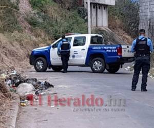 Agentes de la Policía Nacional fueron los primeros en acudir a la escena del crimen. Foto: Estalin Irías| EL HERALDO