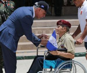 El presidente de la República, Nasry Asfura, participó este día en la celebración del Día del Veterano de Guerra. En lente de EL HERALDO capturó este bonito momento en que Asfura saludó a un veterano.