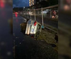 Un vehículo cayó luego de que una parte de la calle cediera en el bulevar Los Arcos.