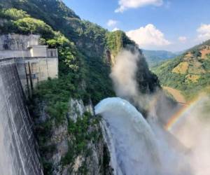 Tras las lluvias, producto de la tormenta tropical Julia, El Cajón realizó descargas controladas.