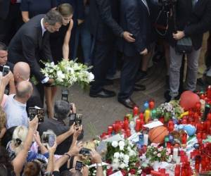 Spain's King Felipe VI (L) and Spain's Queen Letizia (2ndL) lay a wreath of flowers for the victims of the Barcelona attack on Las Ramblas boulevard, in Barcelona on August 19, 2017, two days after a van ploughed into the crowd, killing 13 persons and injuring over 100.Drivers have ploughed on August 17, 2017 into pedestrians in two quick-succession, separate attacks in Barcelona and another popular Spanish seaside city, leaving 14 people dead and injuring more than 100 others. / AFP PHOTO / Josep LAGO