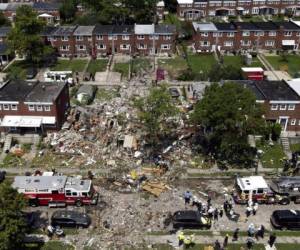 Los escombros y escombros cubren el suelo después de una explosión en Baltimore. Foto AP