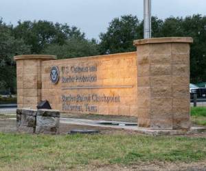 Estados Unidos registró casi dos millones de arrestos por entradas ilegales al país a lo largo de su frontera sur con México en 2021. Foto: AFP