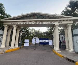 Tomando el Instituto Central Vicente Cáceres ante el atropelllo e irrespeto a los derechos laborales por parte de la Dirección del colegio.