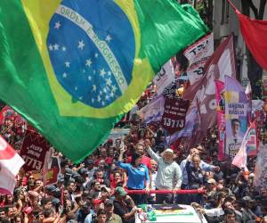 Un masivo acto de cierre de campaña se vivió este día en São Paulo. El candidato de izquierda Luiz Inácio Lula da Silva se rodeó de un mar rojo. Aquí las imágenes del cierre.
