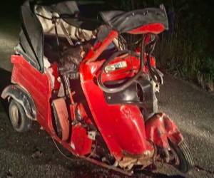 La mototaxi quedó totalmente destrozada, con la parte inferior hundida hacia adentro.