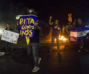 Los estudiantes acusaron al gobierno de atacarlos con supuestos grupos afines y con apoyo de la policía para desalojarlos.