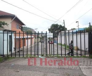 El patronato de vecinos de la Satélite tiene cerrado el portón de Barrio Seguro que conduce a Loarque. Hay seguridad en ese acceso.