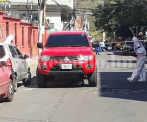 Unidades de investigación en el lugar donde quedó el vehículo en el que se conducían dos abogados que fueron atacados a disparos en Comayagüela, a la altura de Banadesa. Foto: Estalin Irías/ EL HERALDO