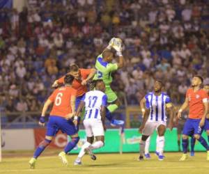 Momento en el que Buba López se queda con el balón en un ataque de Chile en el área catracha. (Foto: EL HERALDO)