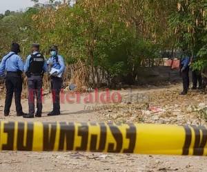 Agentes de la Policía Nacional llegaron a la escena del crimen. Foto: Estalin Irías/EL HERALDO.