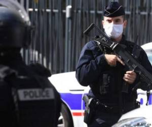 Policías franceses patrullan una calle en su país. Foto: AFP