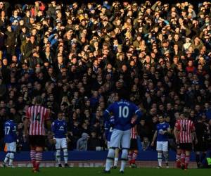 La Premier League insiste en que puede superar enormes desafíos logísticos para que los jugadores vuelvan a la cancha durante la crisis del coronavirus, pero desde hace mucho tiempo ha aceptado que no habrá fanáticos en los estadios. Foto: Agencia AFP.
