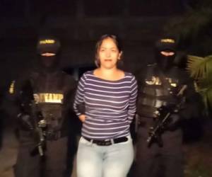 Zelffa Nohelya Mejía Ávila de 29 años fue capturada en el municipio de La Paz, departamento de La Paz, en posesión de supuesta droga y dinero en efectivo. Foto: Cortesía