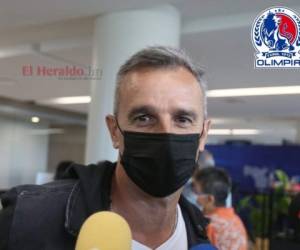 Pabló Lavallén atendió amablemente a la prensa deportiva de Honduras tras su arribo al Aeropuerto Internacional de Palmerola. Foto: Efraín Salgado / EL HERALDO.
