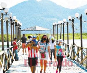 Christian worshippers carrying a wooden cross arrive at the Church of the Holy Sepulchre, during a Good Friday procession along the Via Dolorosa (Way of Suffering) in Jerusalem's Old City on April 2, 2021. (Photo by Emmanuel DUNAND / AFP)