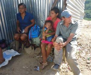 Iris Mendoza, con su hijo en brazos, solo quiere recuperar el cuerpo de su esposo.